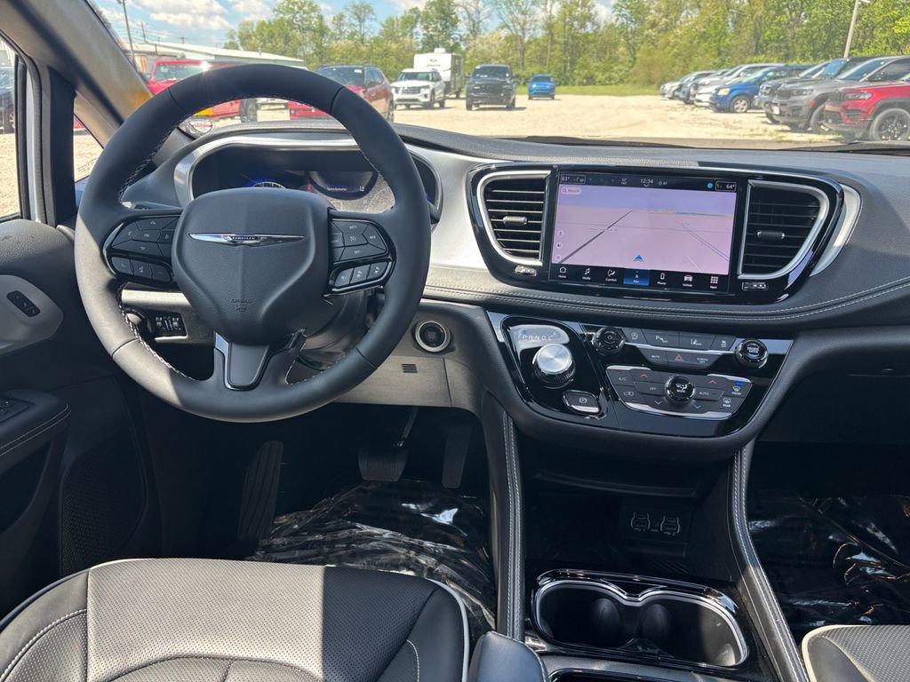 Used 2025 Chrysler Pacifica Limited FWD image 30