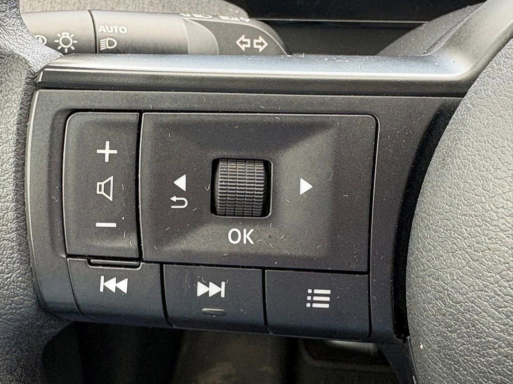 Used 2025 Nissan Kicks SV AWD/4WD image 19