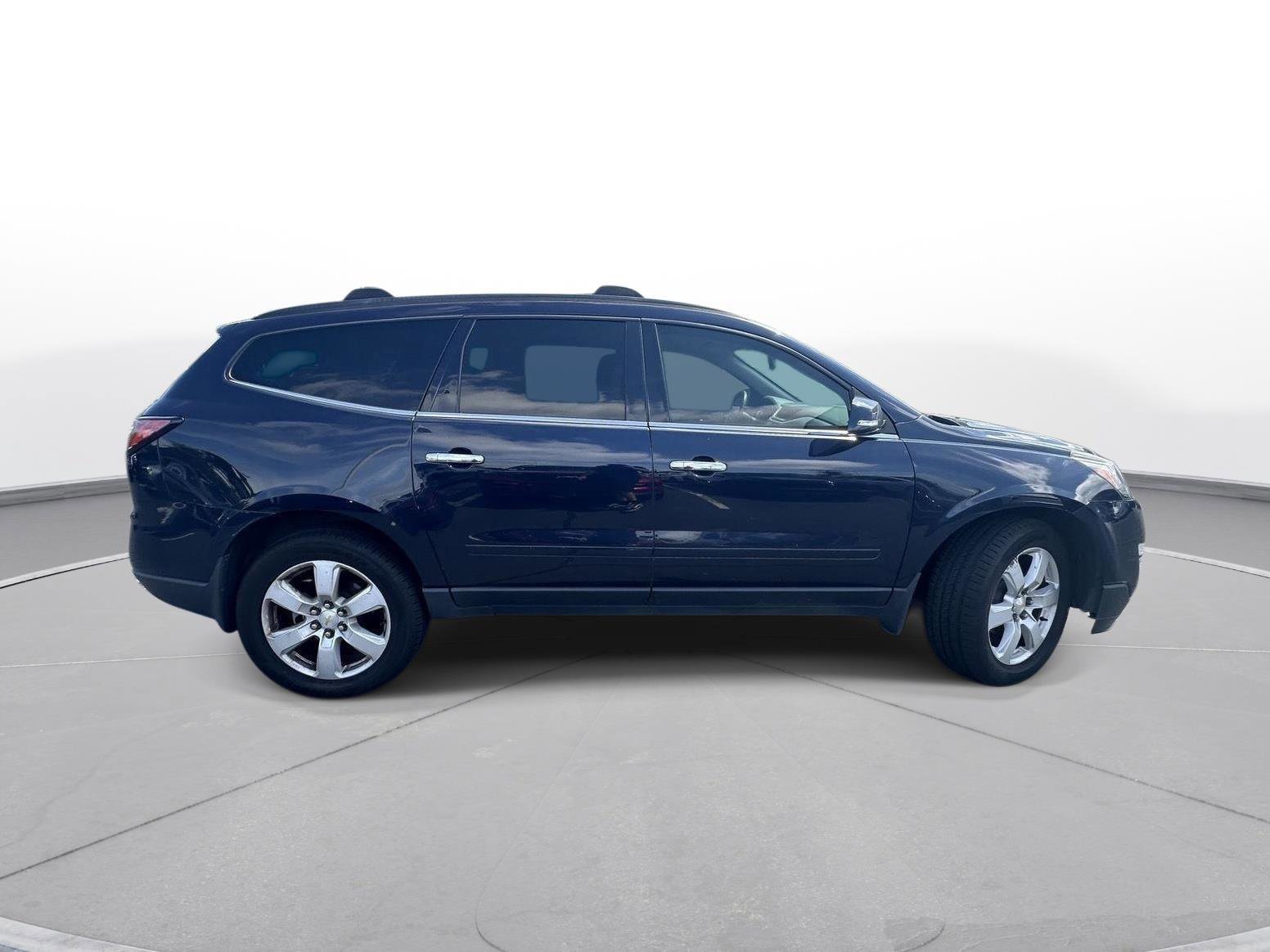 Used 2017 Chevrolet Traverse LT w/ Style and Technology Package FWD image 5