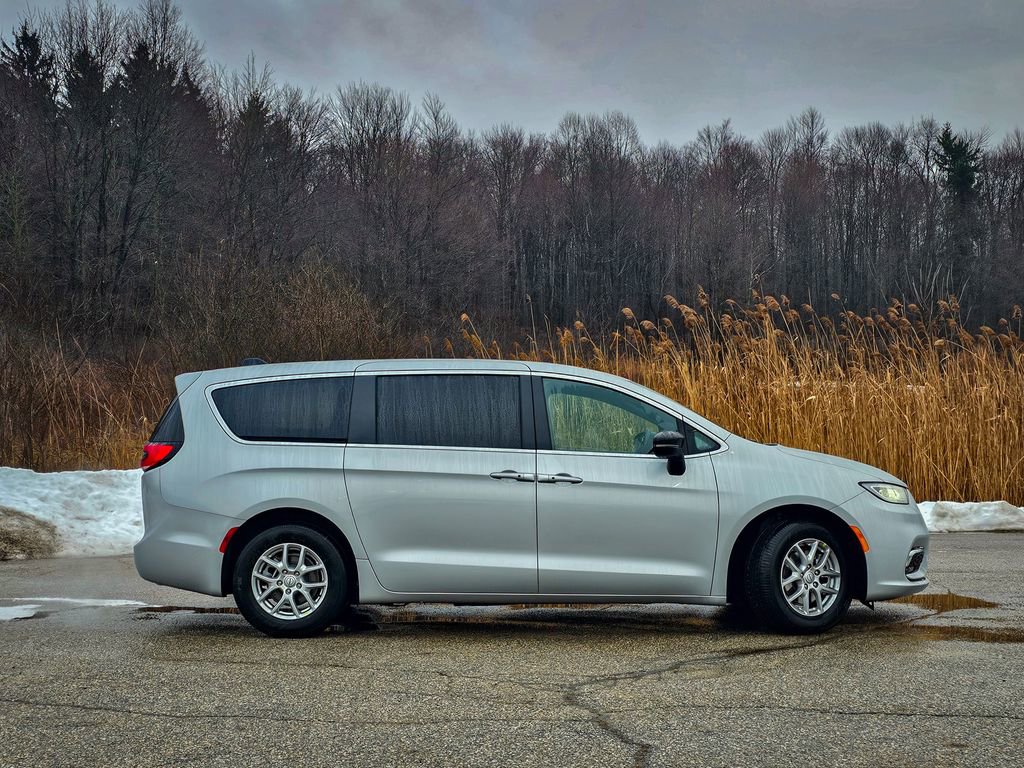 New 2026 Chrysler Pacifica Select image 2