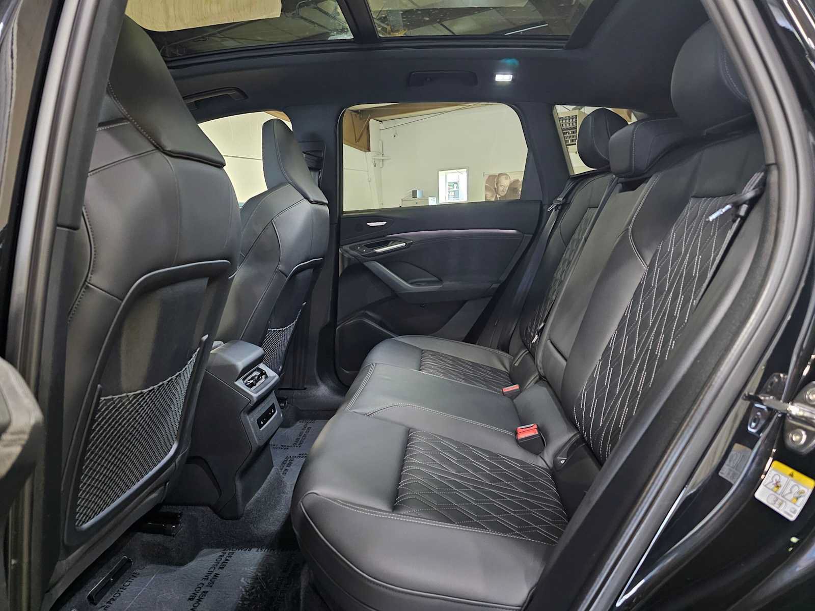 Used 2025 Audi SQ6 e-tron Prestige AWD/4WD image 18