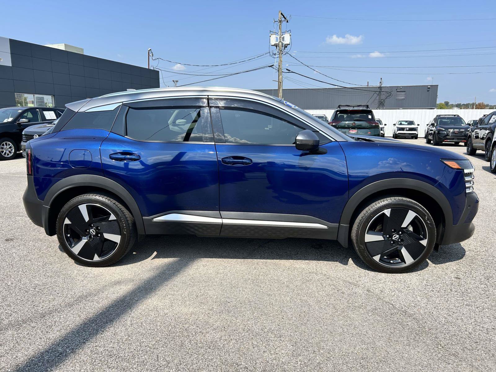 Used 2025 Nissan Kicks SR w/ SR Premium Package FWD image 2