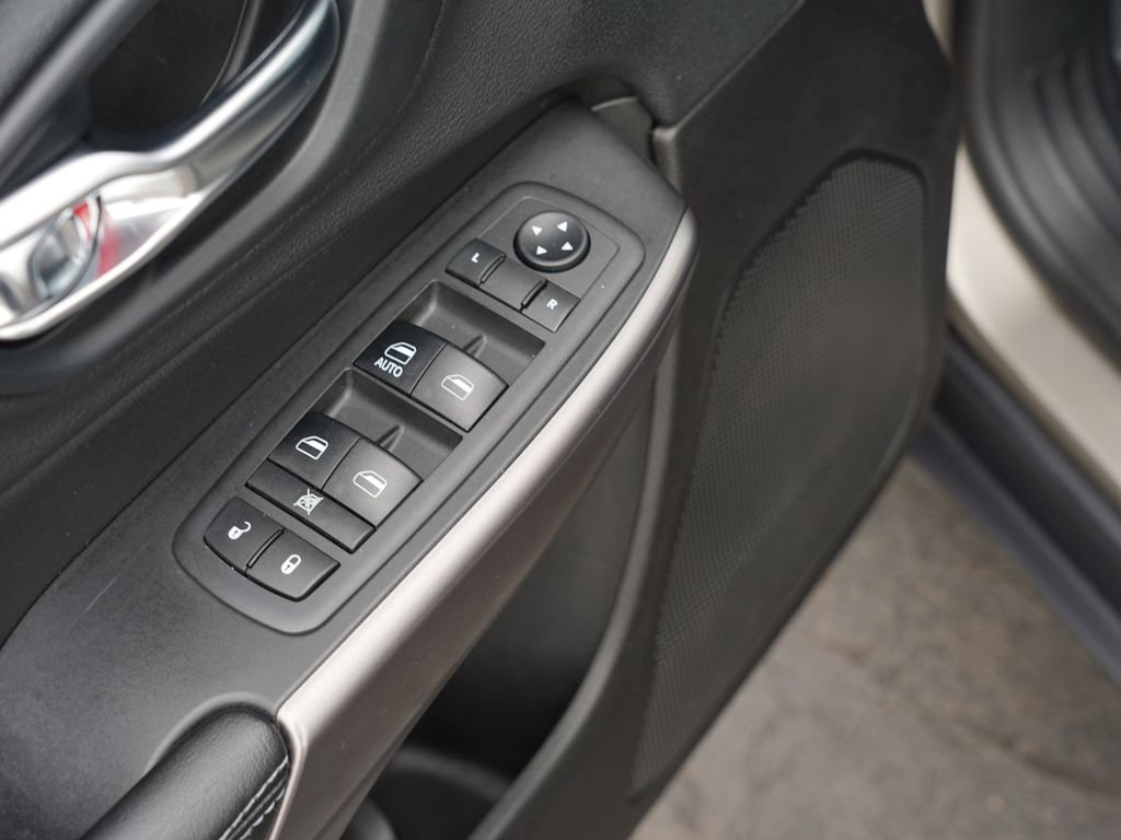 Used 2019 Jeep Cherokee Latitude w/ Popular Appearance Group image 16