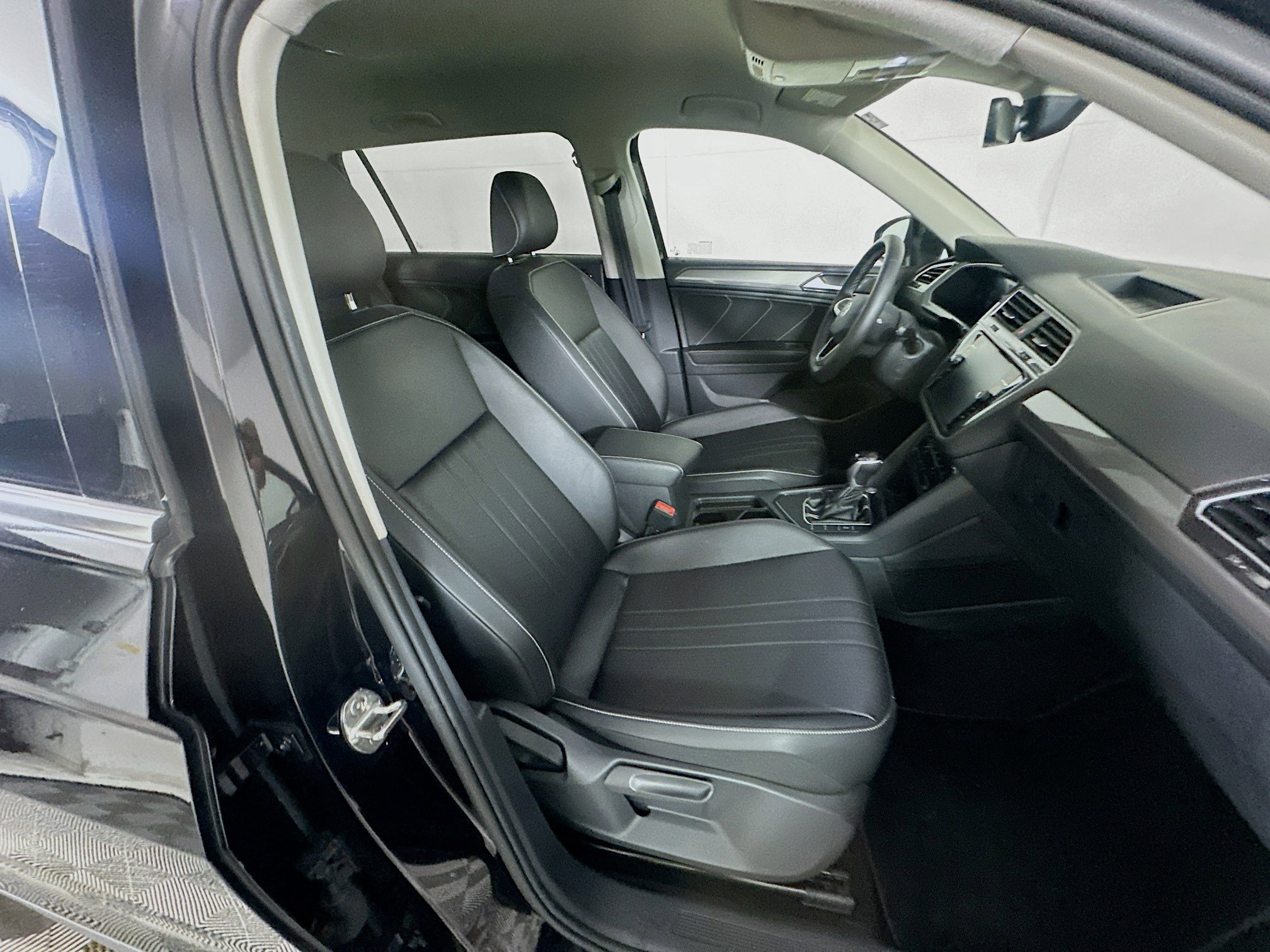 Used 2023 Volkswagen Tiguan SE FWD image 29