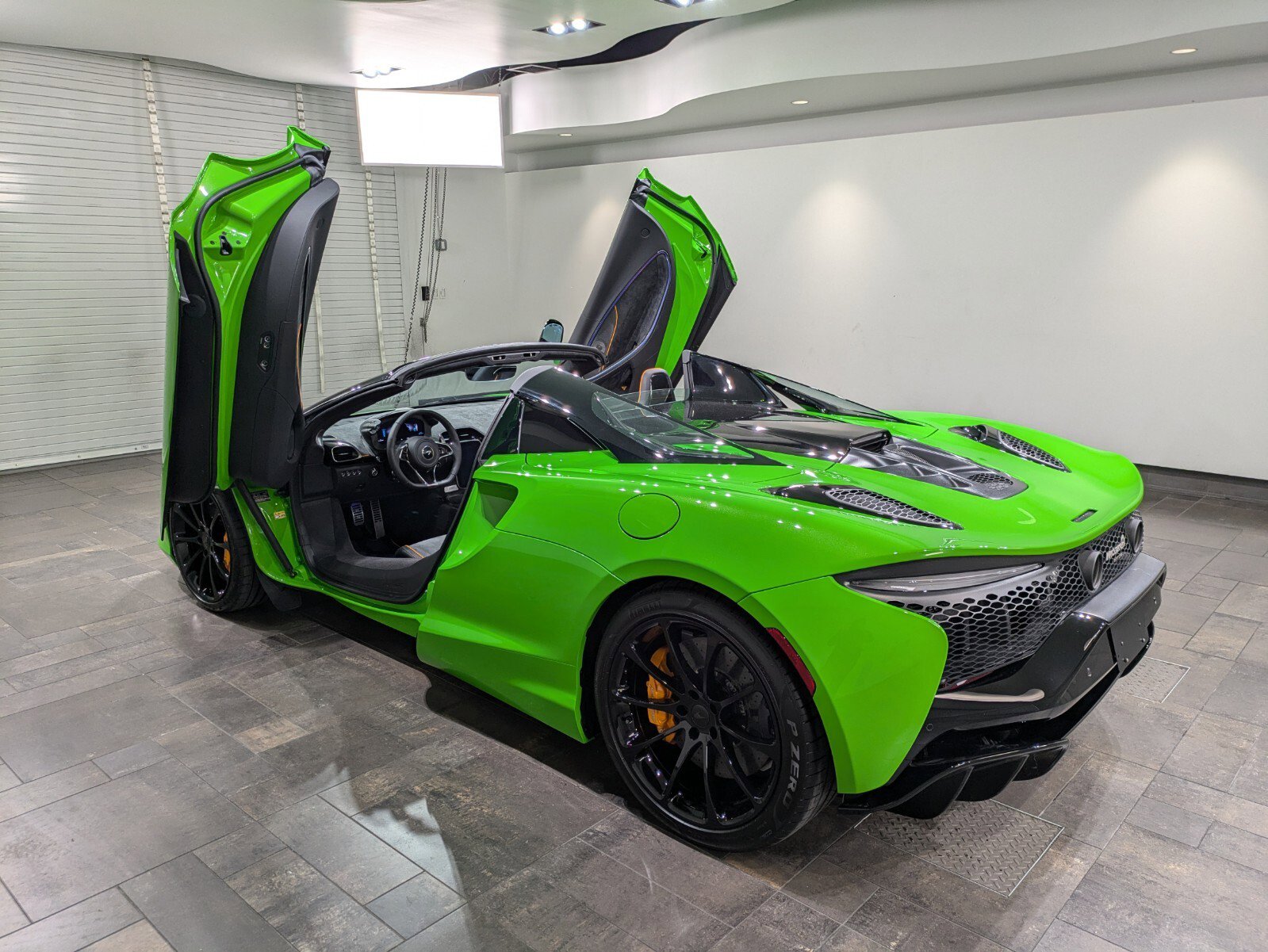 Used 2025 McLaren Artura Spider image 26