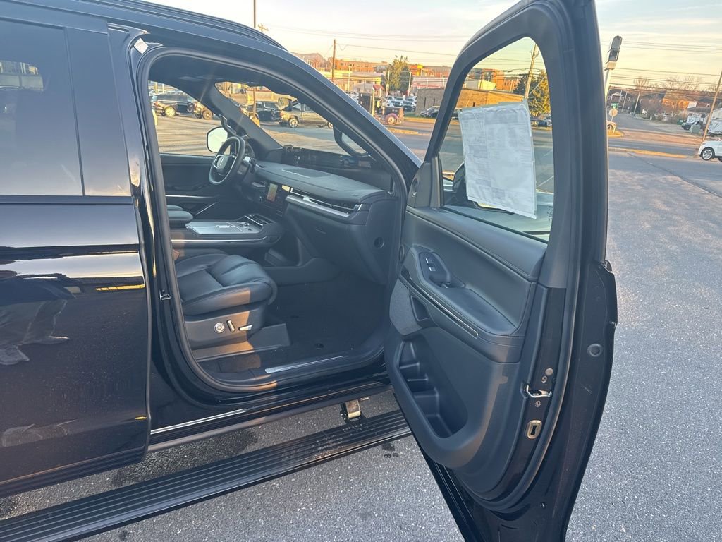 New 2025 Lincoln Navigator L Reserve w/ Jet Appearance Package image 24