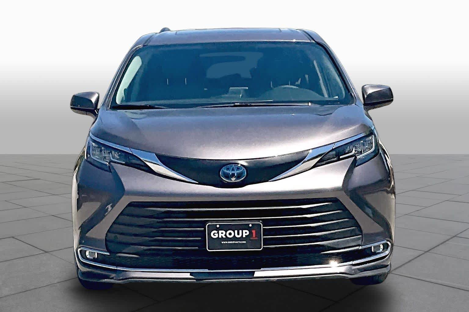 Used 2021 Toyota Sienna XLE w/ XLE Plus Package FWD image 4