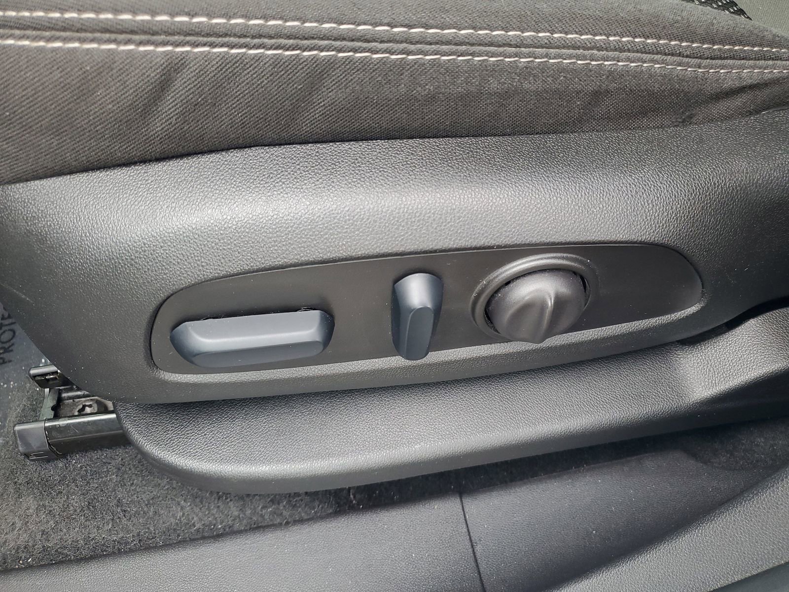 Used 2024 GMC Terrain SLE w/ Driver Convenience Package image 7