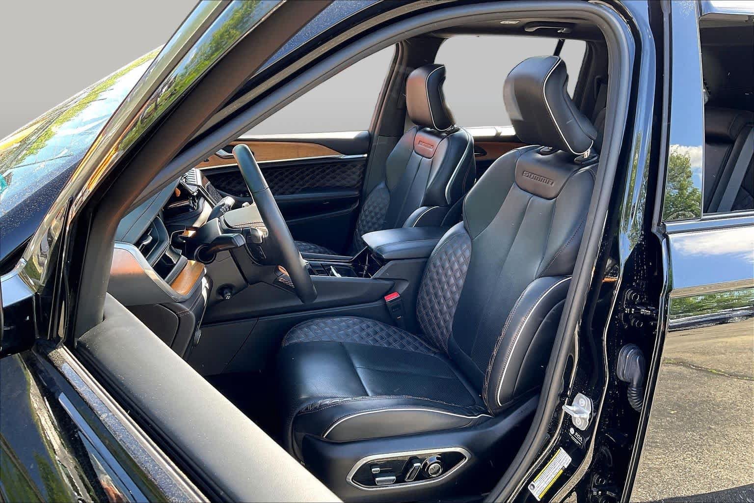 Used 2022 Jeep Grand Cherokee Summit AWD/4WD image 7