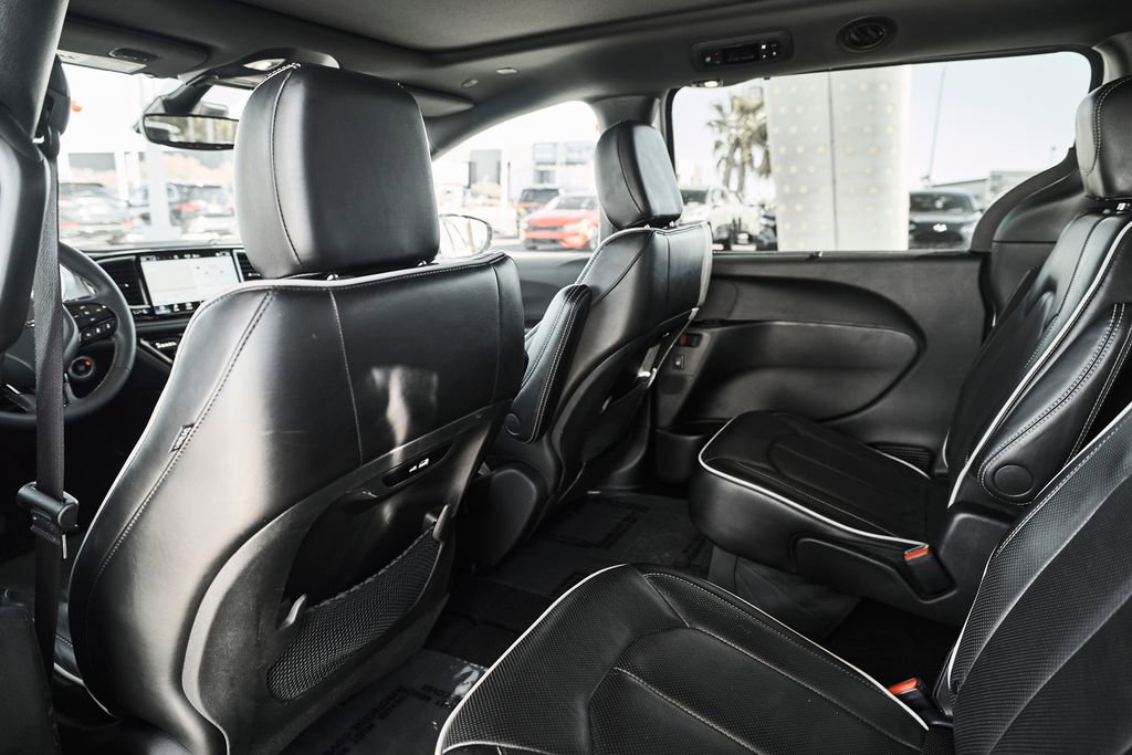 Used 2025 Chrysler Pacifica Limited image 16