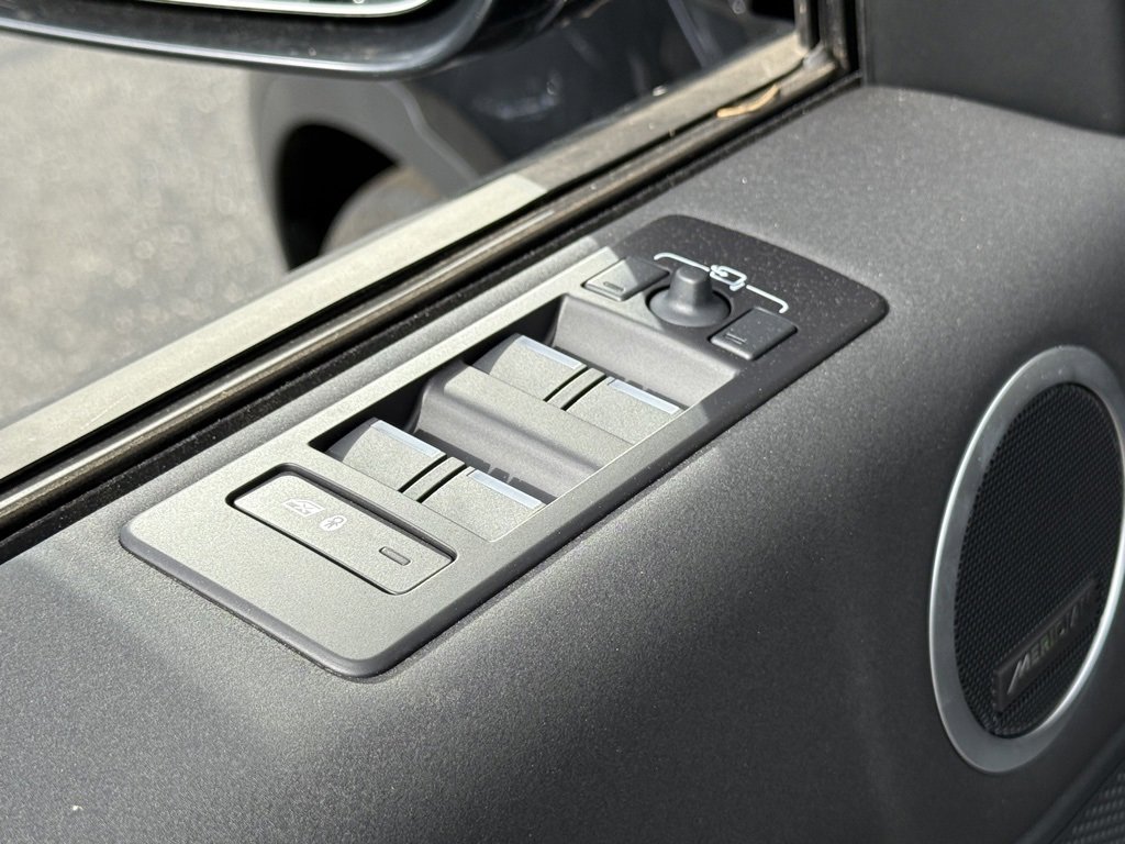 New 2025 Land Rover Discovery S image 12