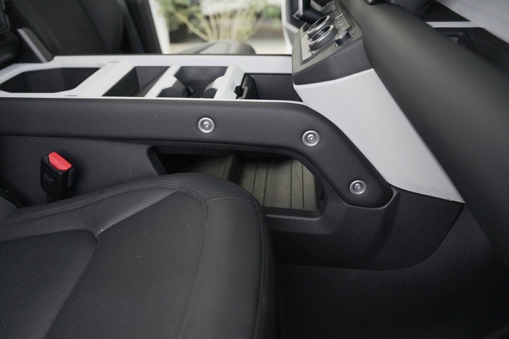 Used 2025 Land Rover Defender 110 S image 31