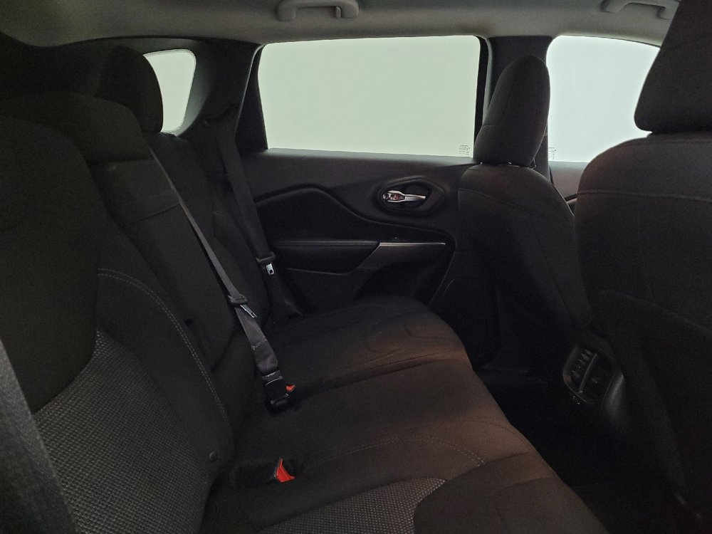Used 2019 Jeep Cherokee Latitude w/ Cold Weather Group image 19