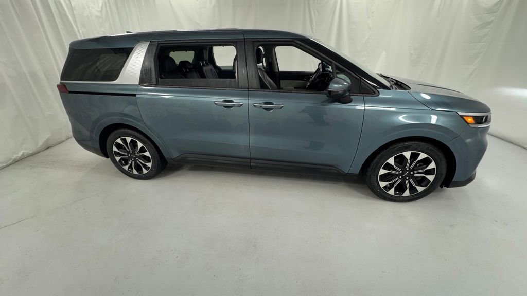 Used 2024 Kia Carnival EX FWD image 2