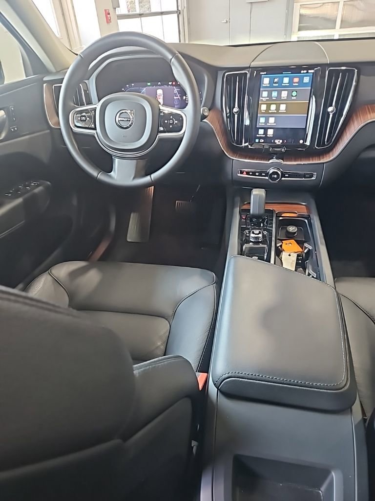 Used 2023 Volvo XC60 B5 Plus FWD image 24