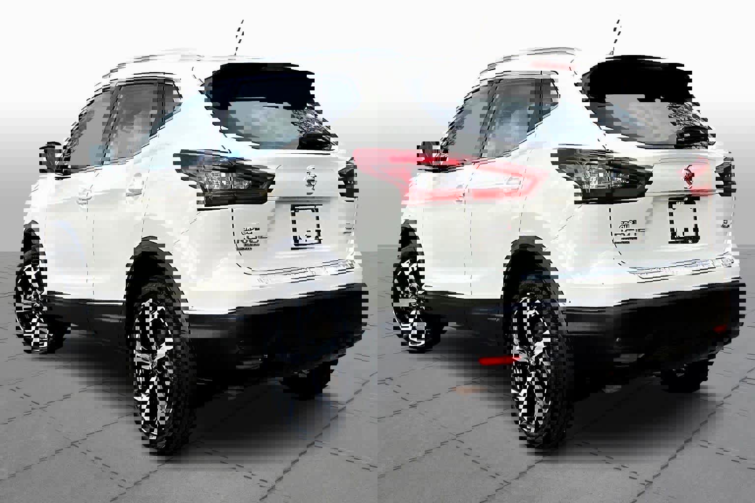 Used 2022 Nissan Rogue Sport SL w/ Premium Package image 12