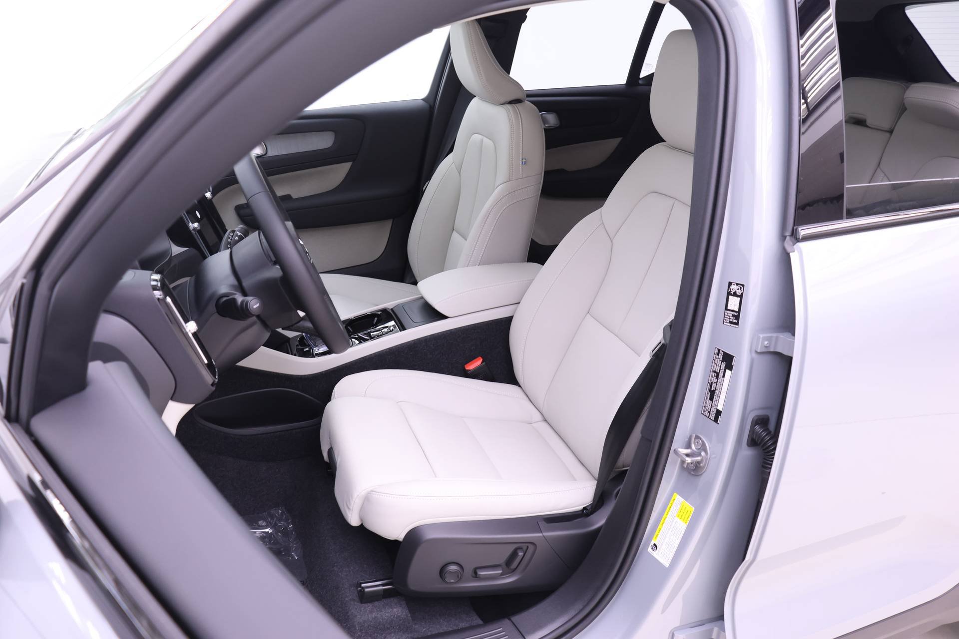 New 2026 Volvo XC40 B5 Ultra w/ Protection Package Premier AWD/4WD image 7