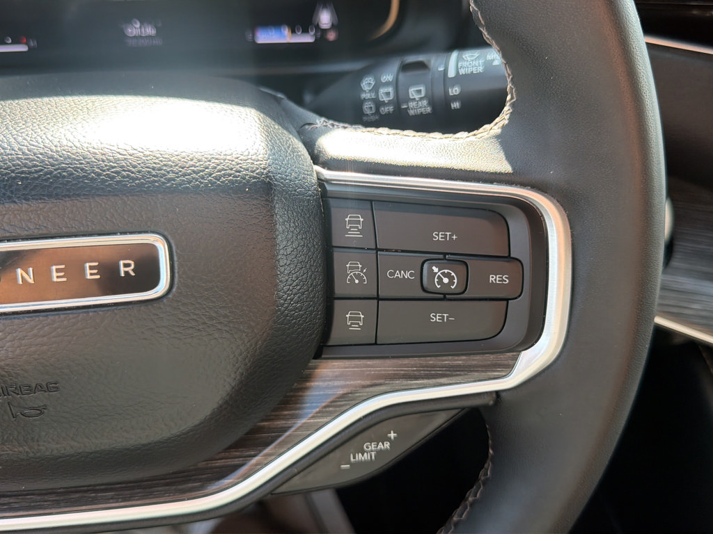 Used 2024 Jeep Wagoneer L Series II RWD image 21