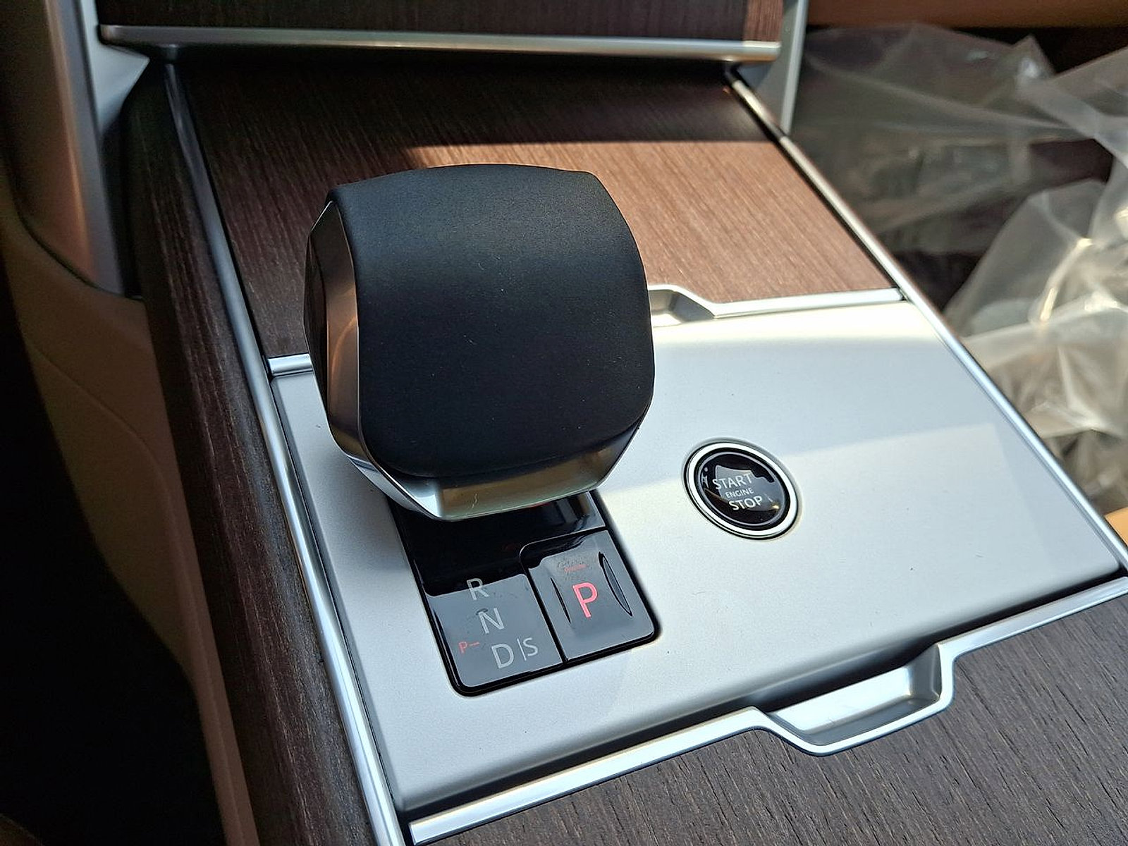 New 2025 Land Rover Range Rover SE image 24