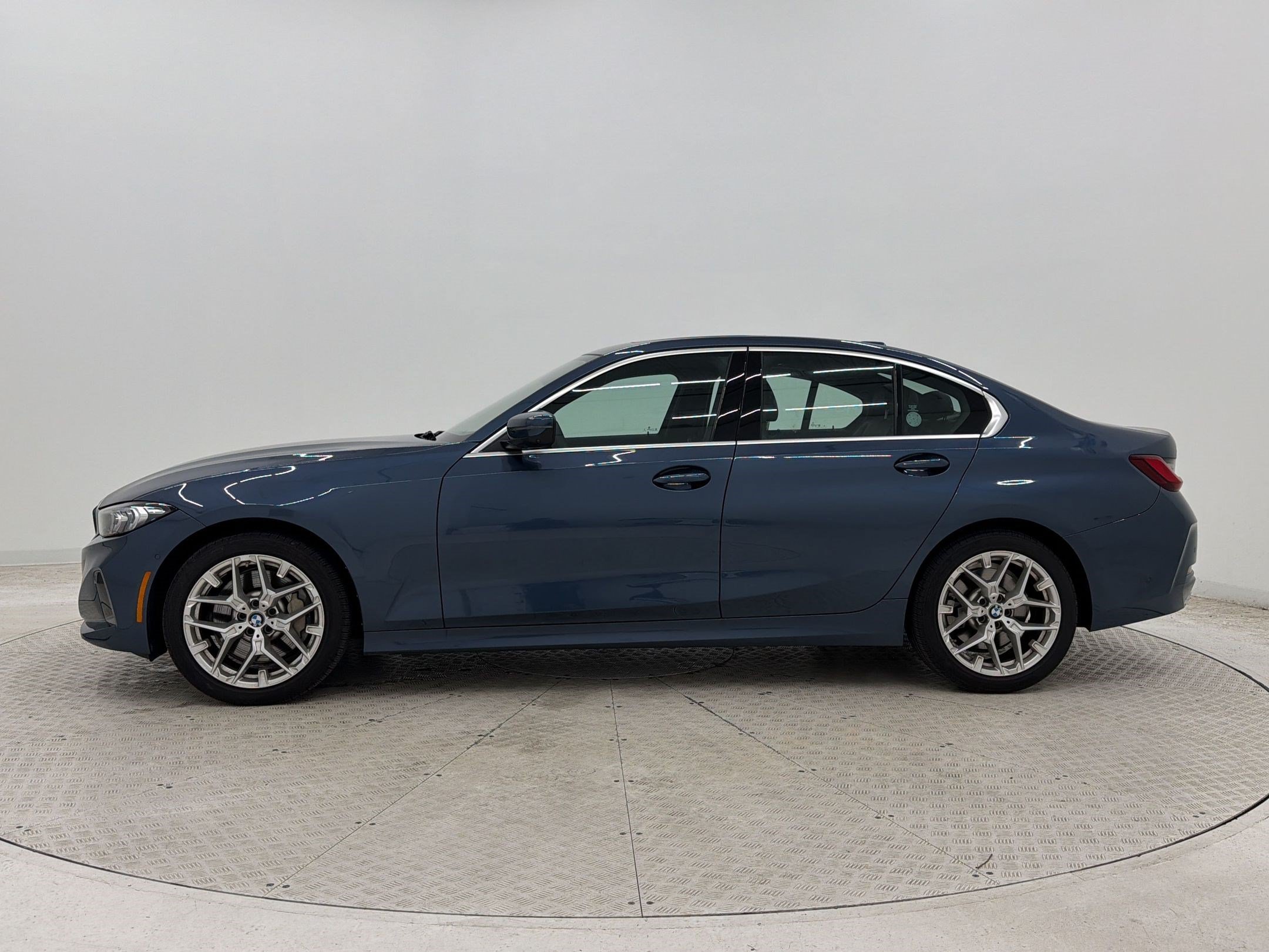 Used 2025 BMW 330i Sedan w/ Convenience Package RWD image 2