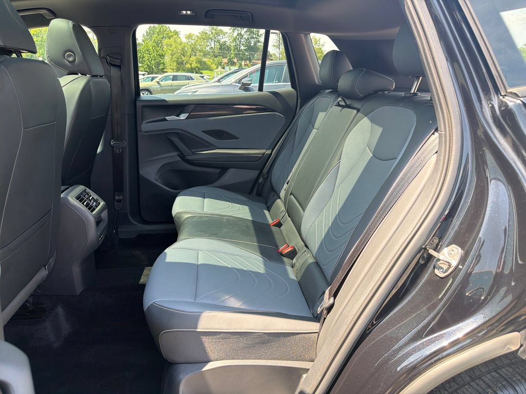 Used 2025 Volkswagen Tiguan SE R-Line FWD image 27