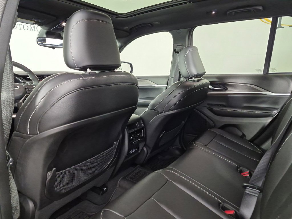 Used 2024 Jeep Grand Cherokee Limited w/ Black Appearance Package AWD/4WD image 34