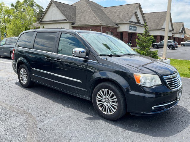 Used 2013 Chrysler Town & Country Touring-L FWD image 11