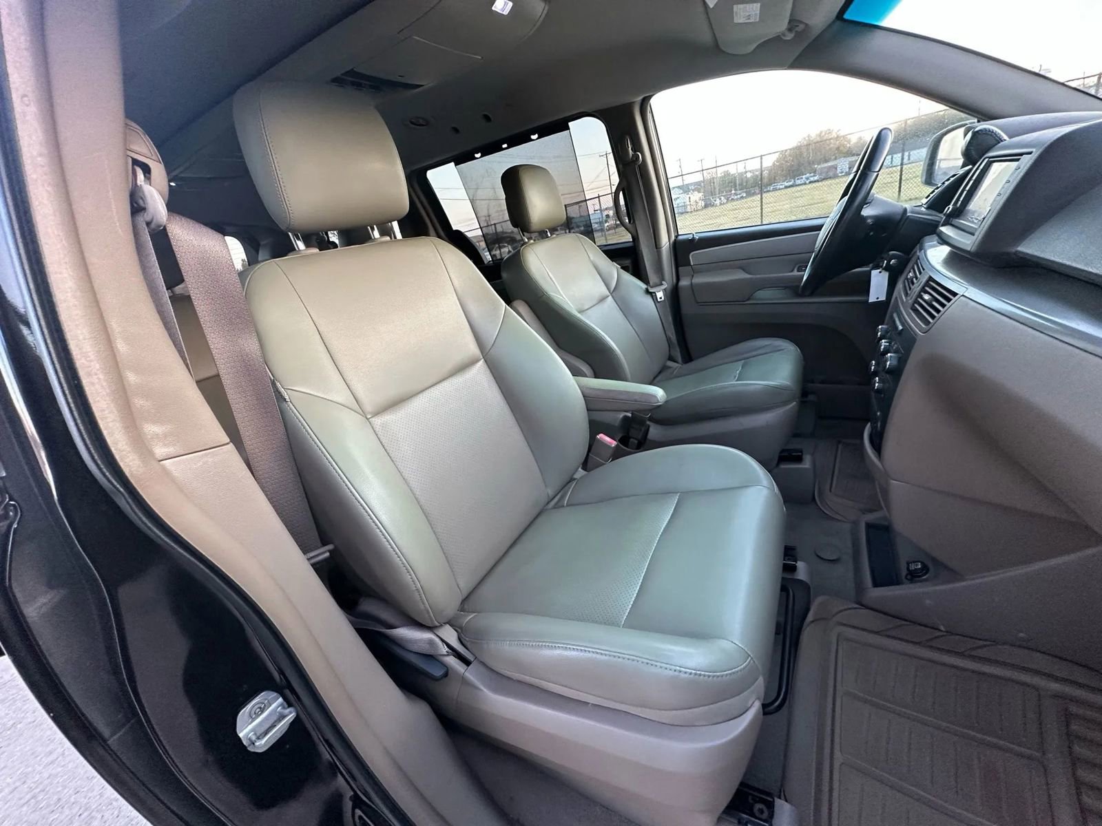 Used 2011 Volkswagen Routan SE image 24