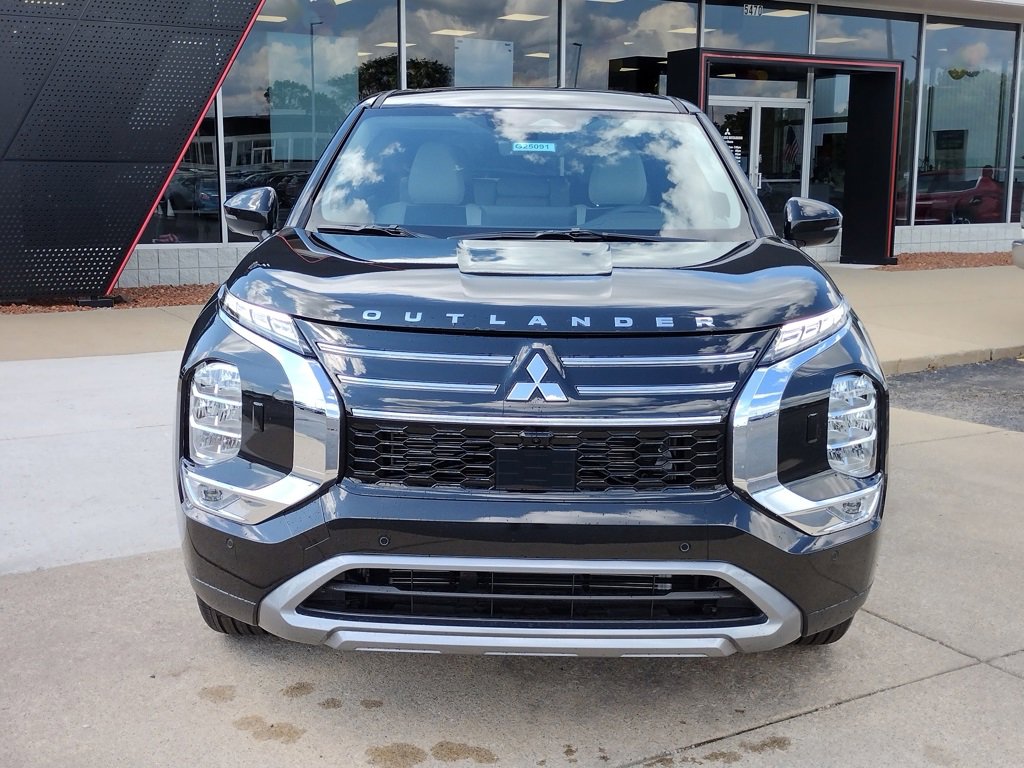 New 2025 Mitsubishi Outlander SE image 2