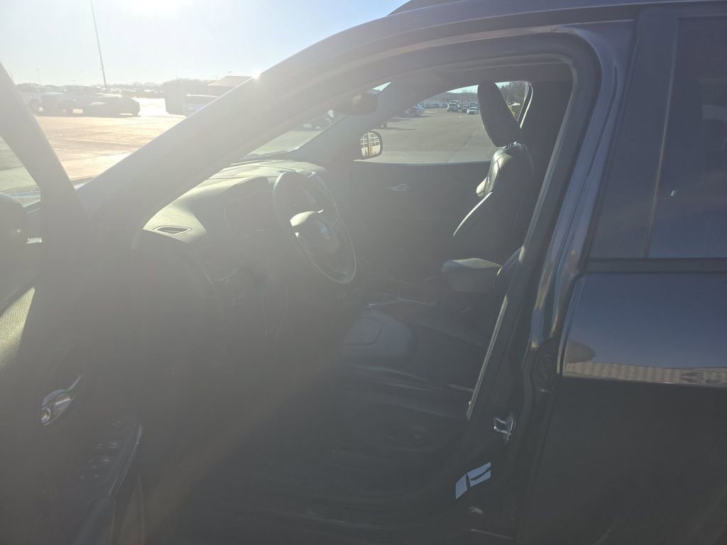 Used 2019 Jeep Cherokee Latitude Plus image 12