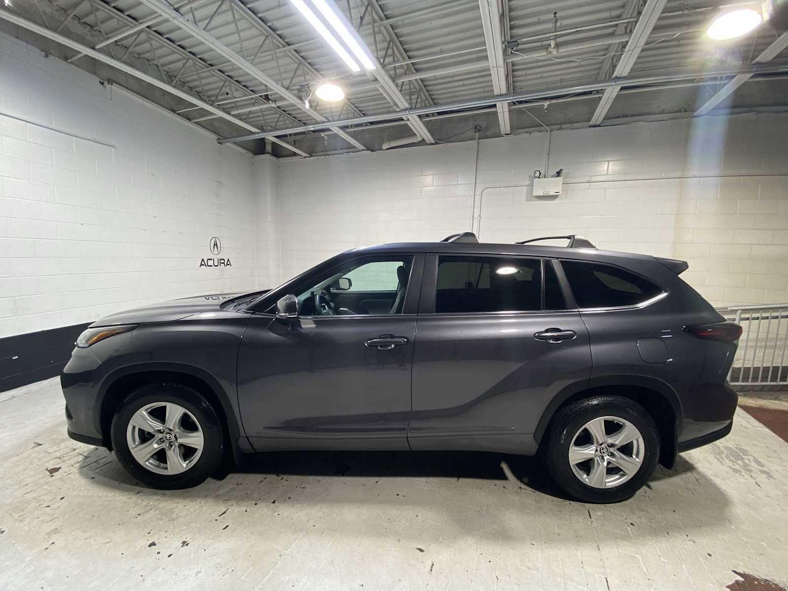 Used 2024 Toyota Highlander LE AWD/4WD image 3