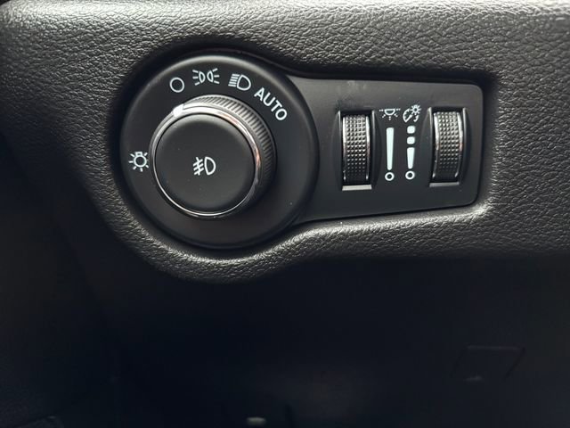 Used 2024 Chrysler Pacifica Touring image 18