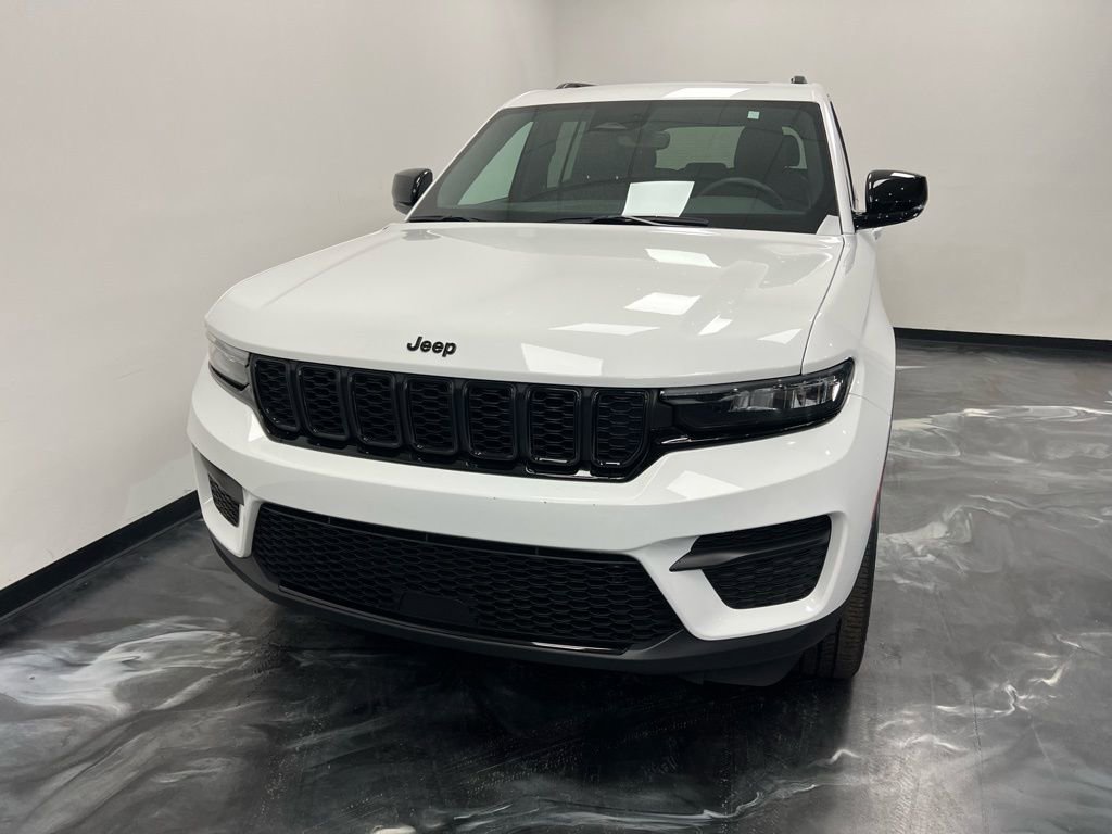 Used 2024 Jeep Grand Cherokee Altitude image 3