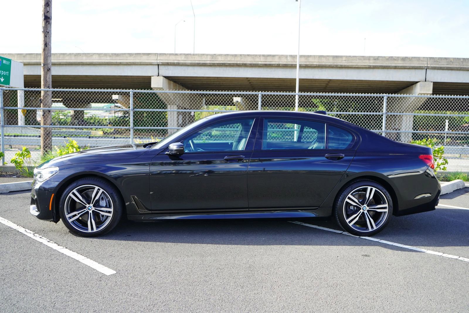 Used 2018 BMW 750i image 2