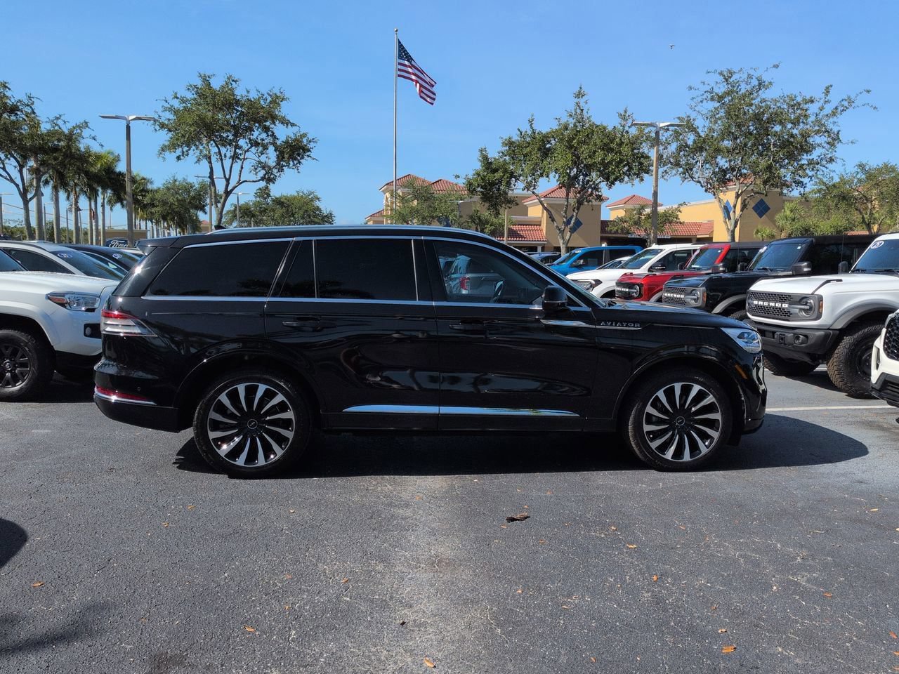 Used 2023 Lincoln Aviator Black Label Grand Touring w/ Class IV Trailer Tow Package AWD/4WD image 3