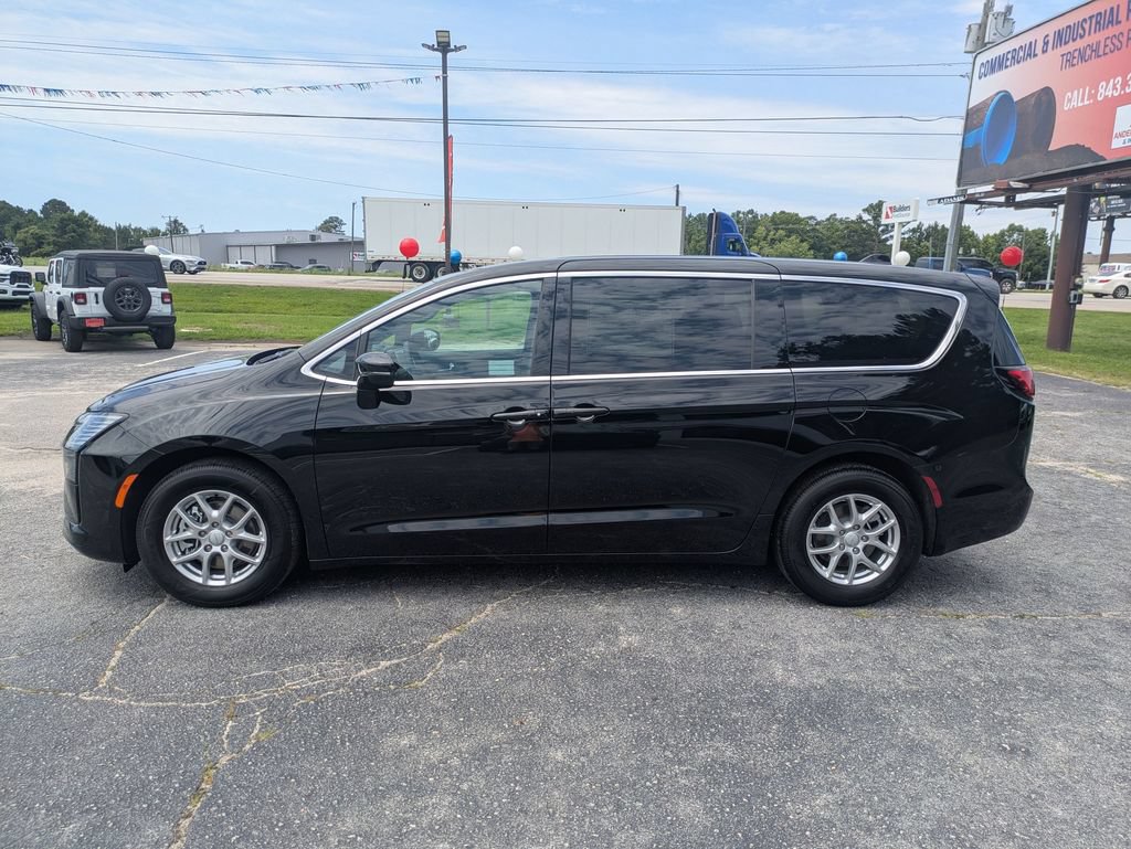 New 2027 Chrysler Pacifica Select FWD image 4