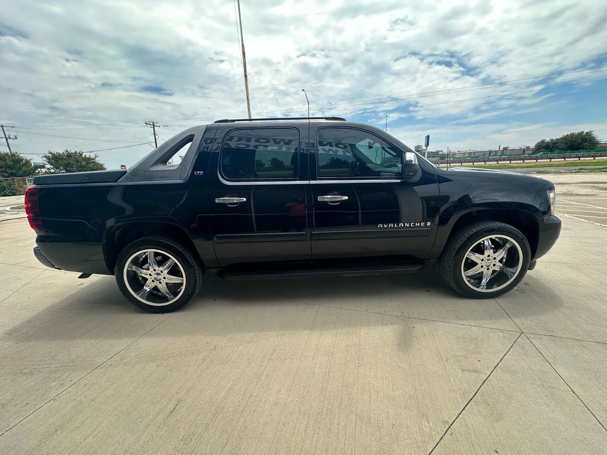 Used 2008 Chevrolet Avalanche LTZ w/ LTZ Preferred Equipment Group AWD/4WD image 6
