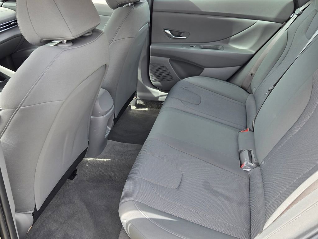 Used 2025 Hyundai Elantra SE FWD image 12
