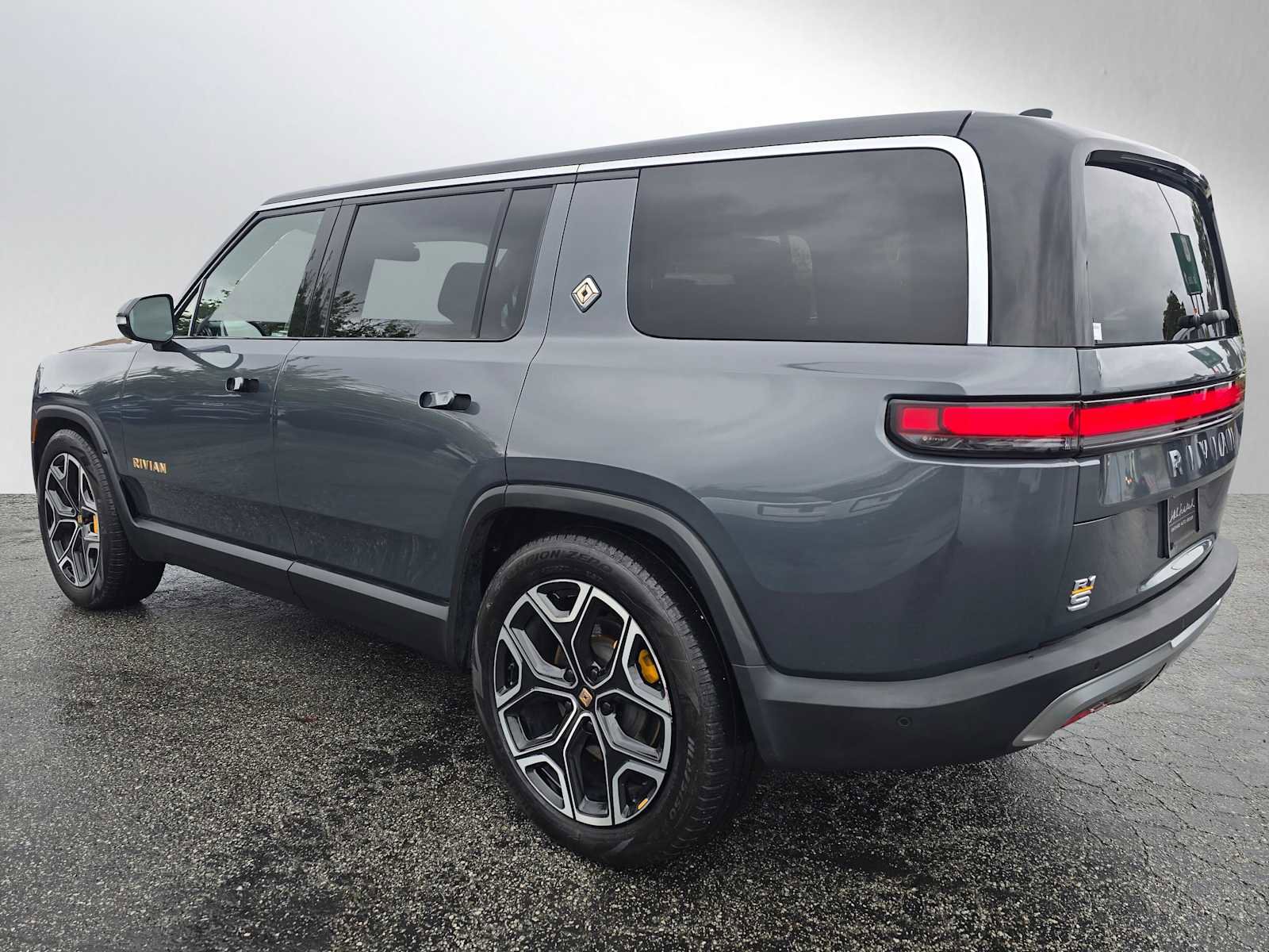 Used 2023 Rivian R1S Adventure image 3