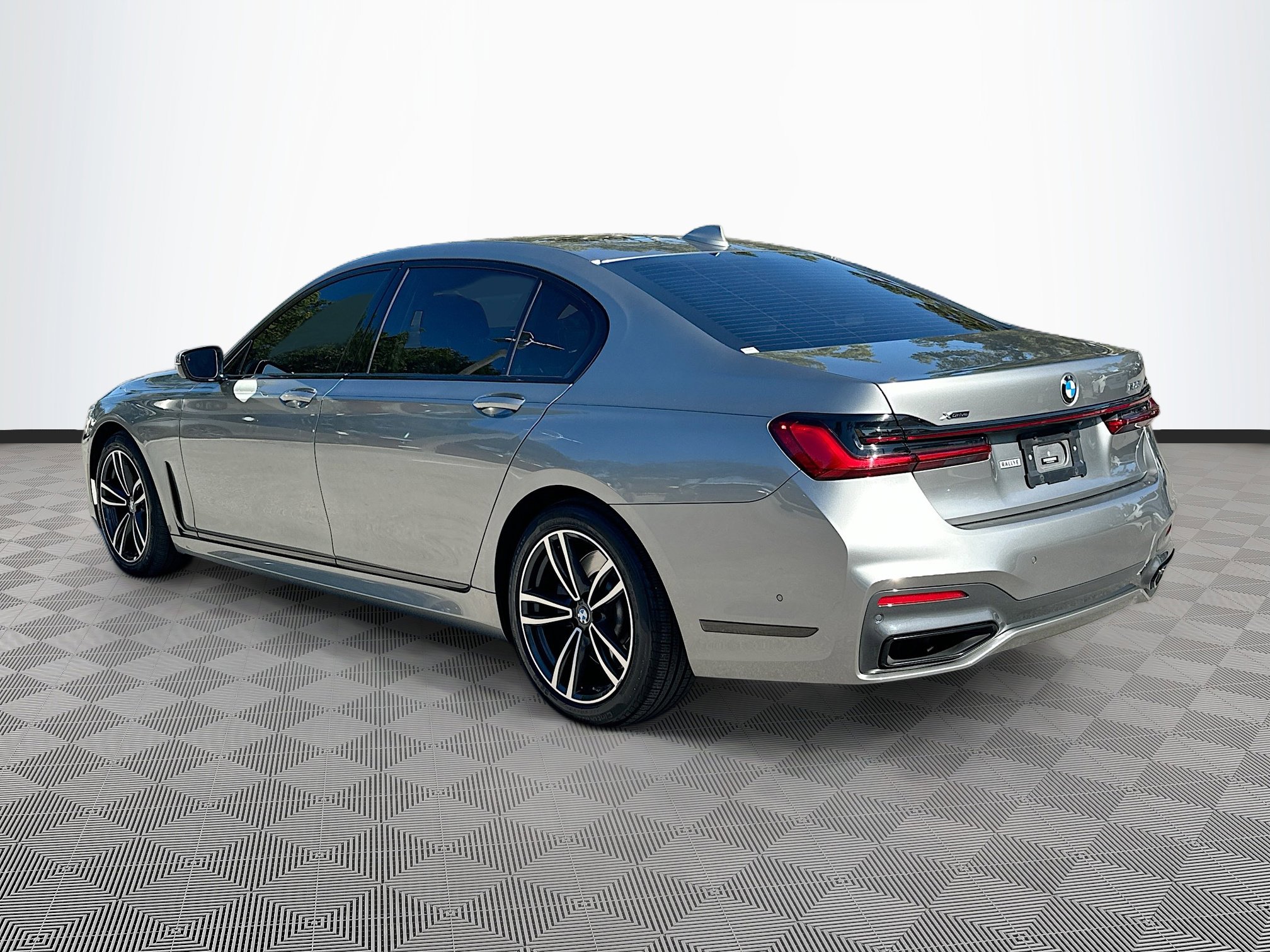 Used 2022 BMW 750i xDrive w/ Executive Package image 5