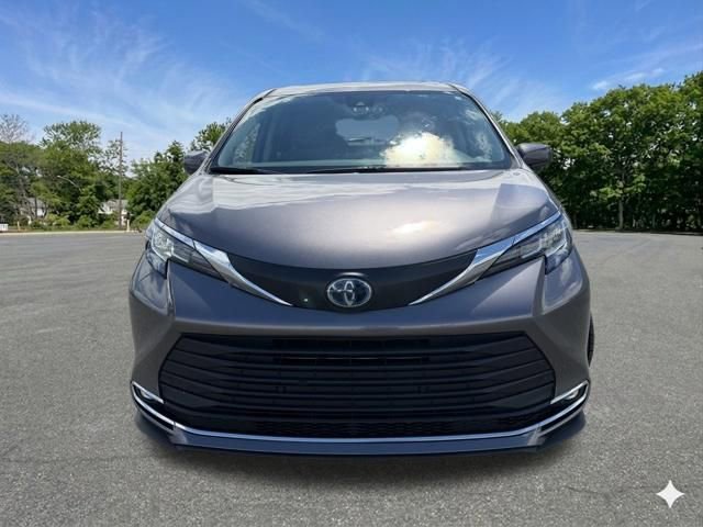 Used 2021 Toyota Sienna XLE w/ XLE Plus Package AWD/4WD image 3