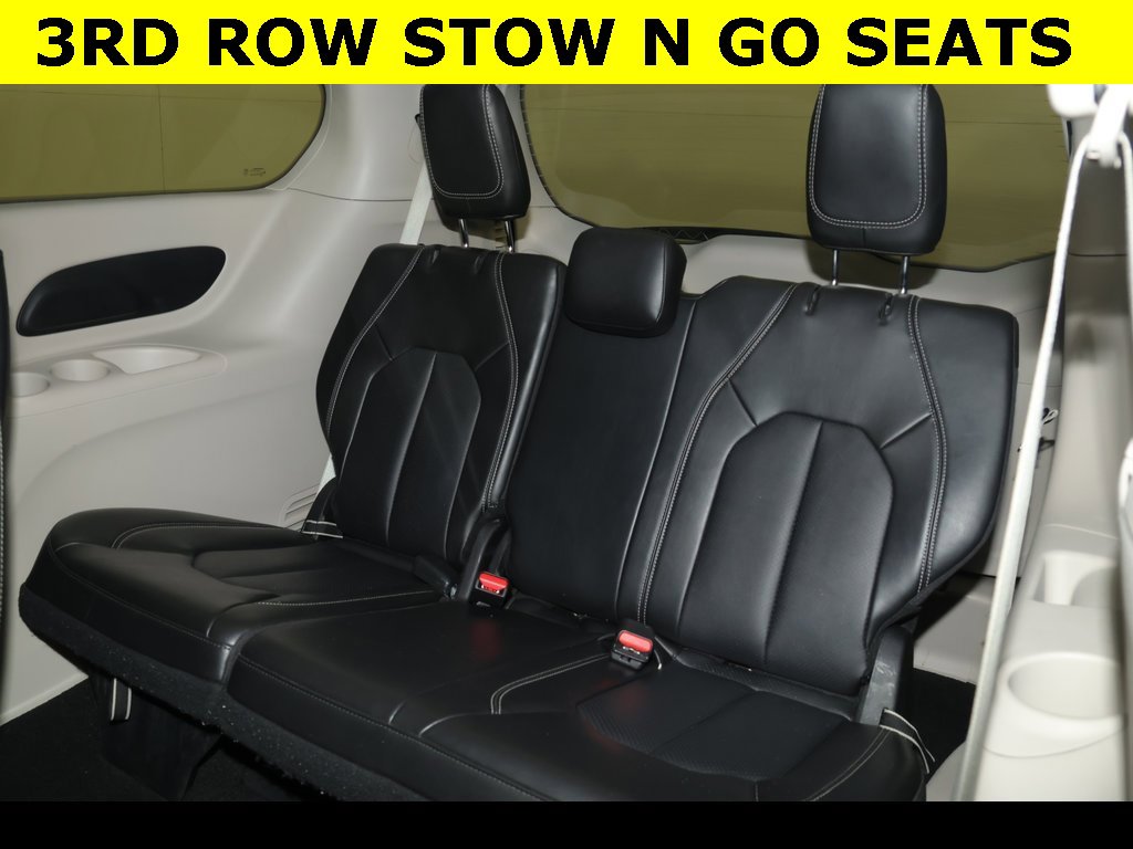 Used 2024 Chrysler Pacifica Touring-L image 9