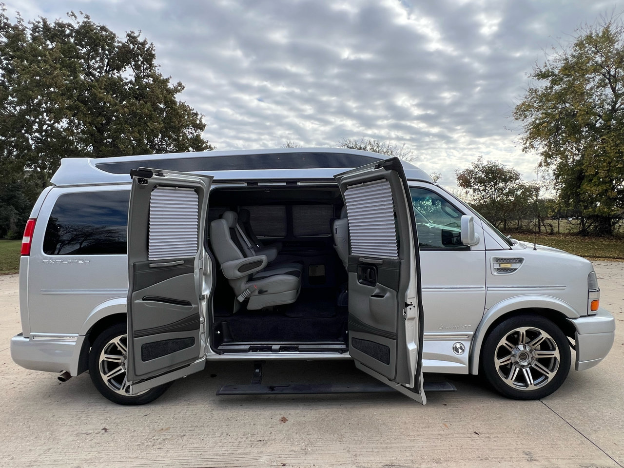 Used 2018 Chevrolet Express 2500 w/ Enhanced Convenience Package image 1