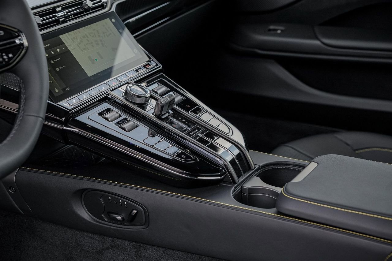 New 2026 Aston Martin V8 Vantage Coupe image 17