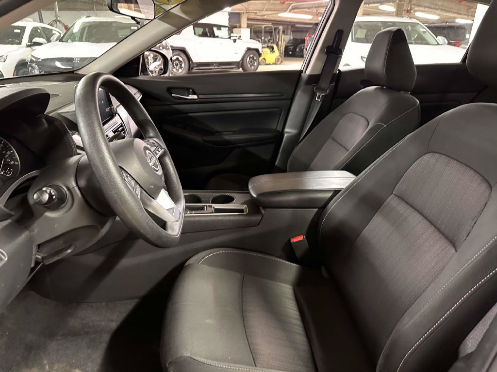 Used 2025 Nissan Altima 2.5 SV FWD image 13