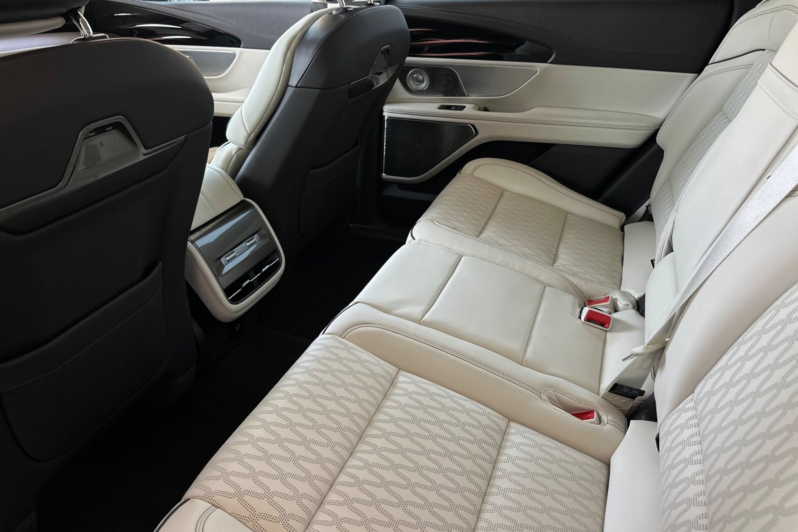 New 2026 Lincoln Nautilus Black Label w/ Jet Appearance Package AWD/4WD image 11