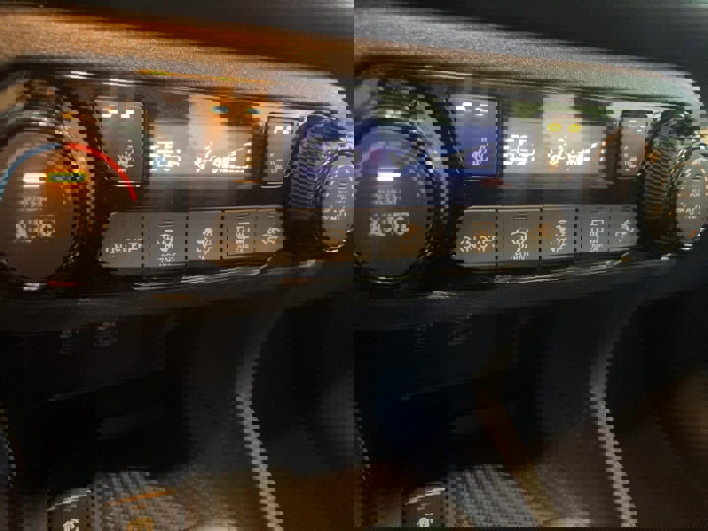 Used 2024 Nissan Kicks SR w/ SR Premium Package image 13