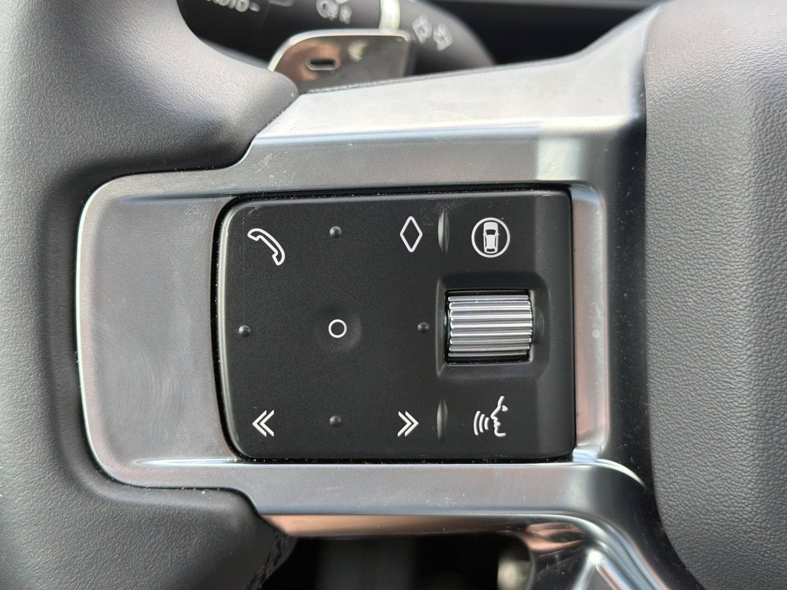 Used 2025 Land Rover Discovery Dynamic SE AWD/4WD image 32