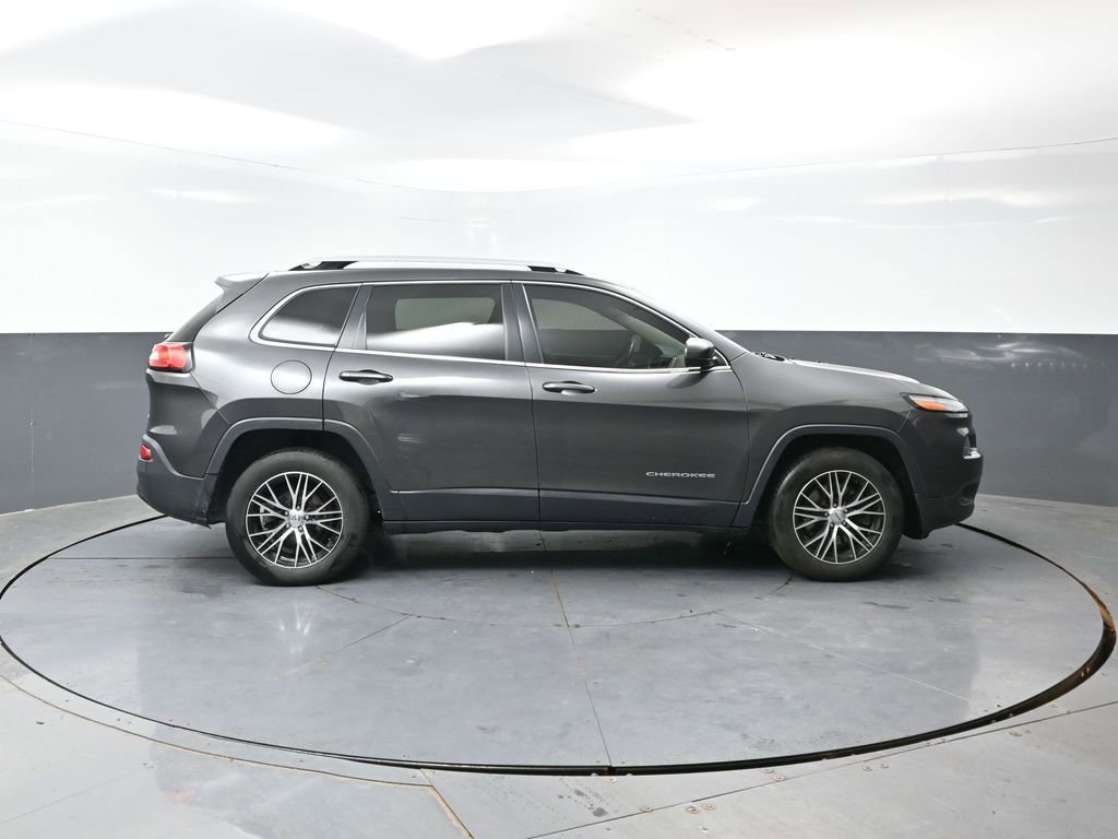 Used 2016 Jeep Cherokee Latitude image 2