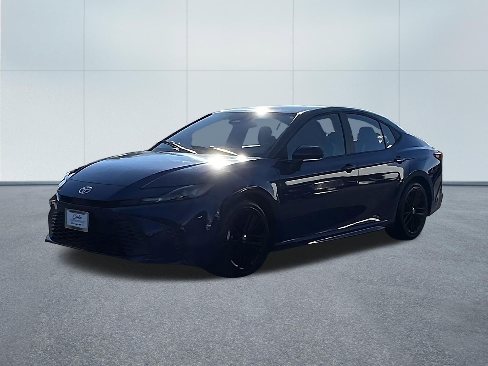 Used 2025 Toyota Camry SE FWD image 3